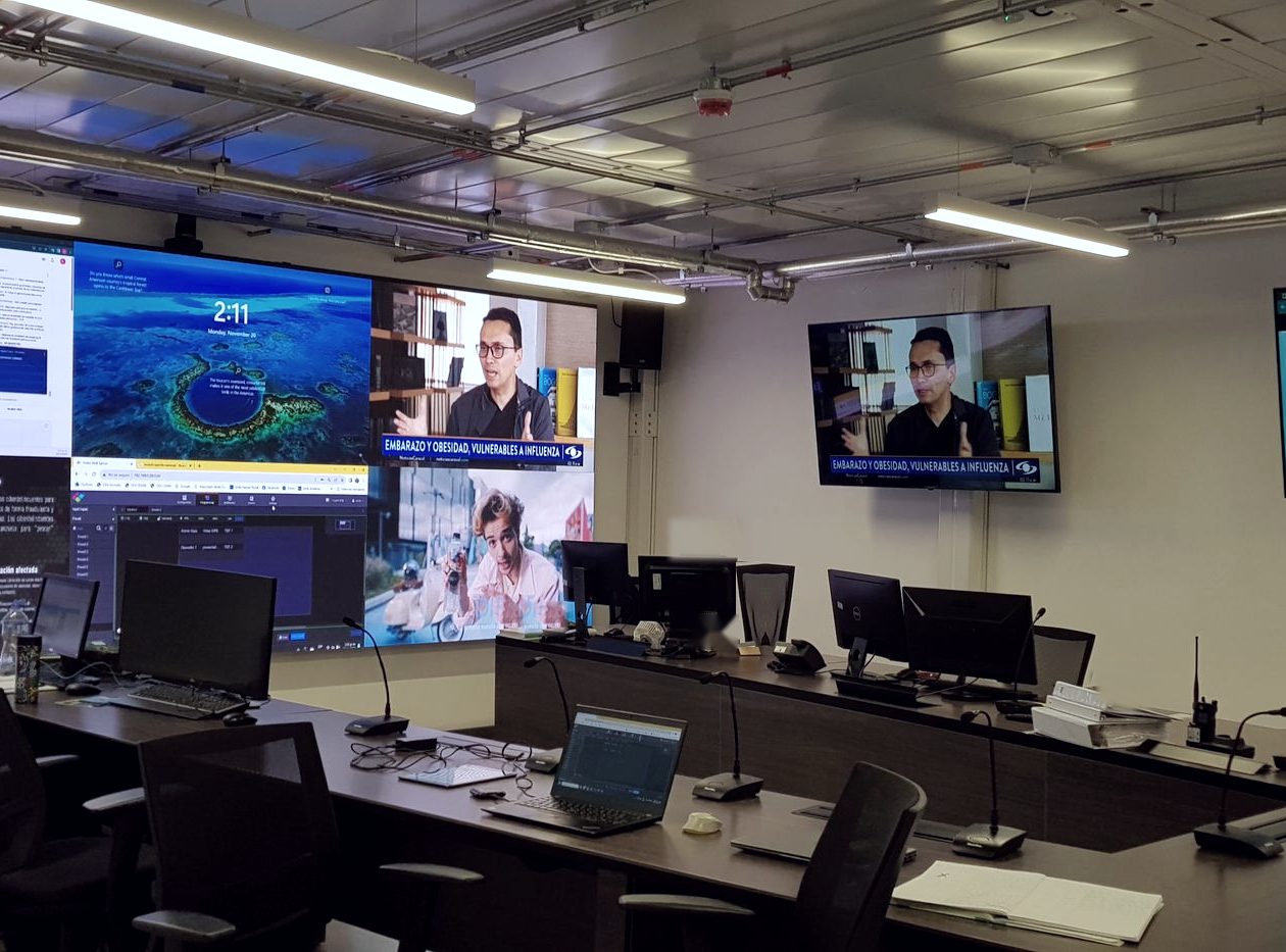 Sala de monitoreo con video wall, pantallas y consolas de operación