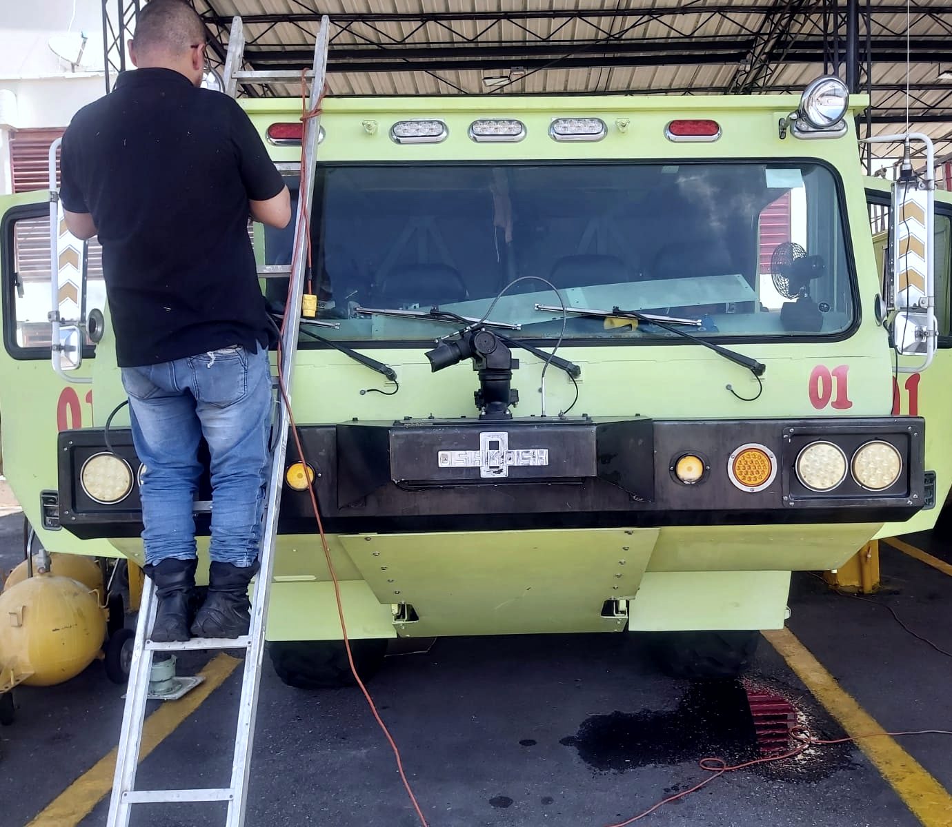 Instalación de radios en un vehículo de bomberos aeronáuticos