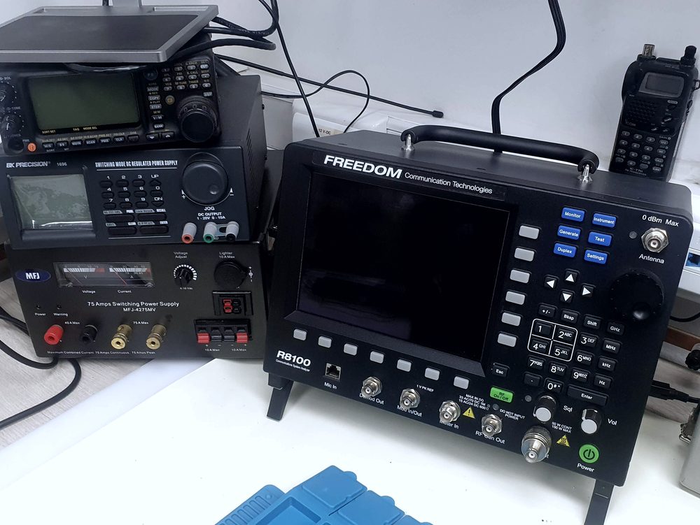 Equipos de radio y de medición en banco de pruebas