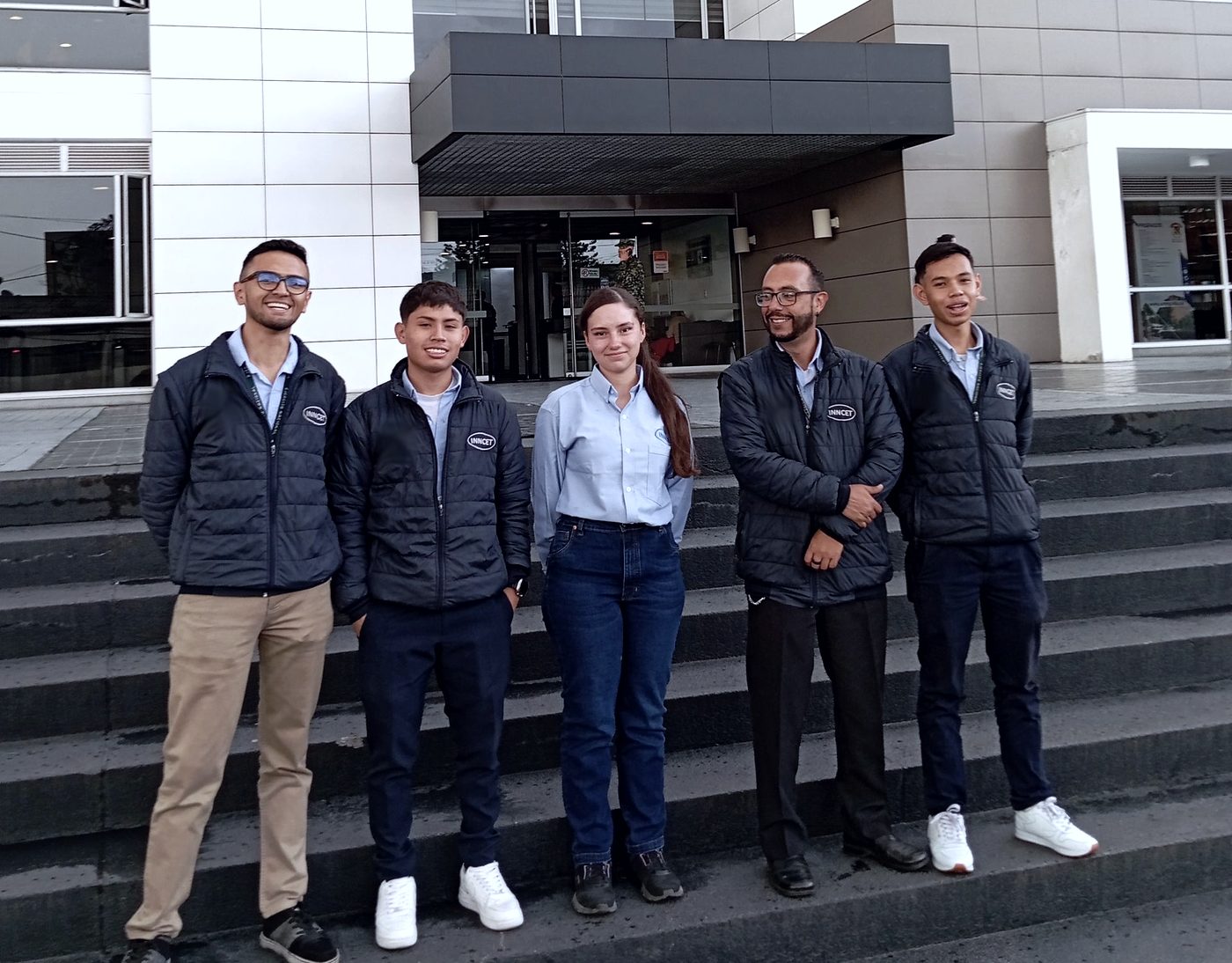 Equipo de INNCET en una visita a un cliente institucional