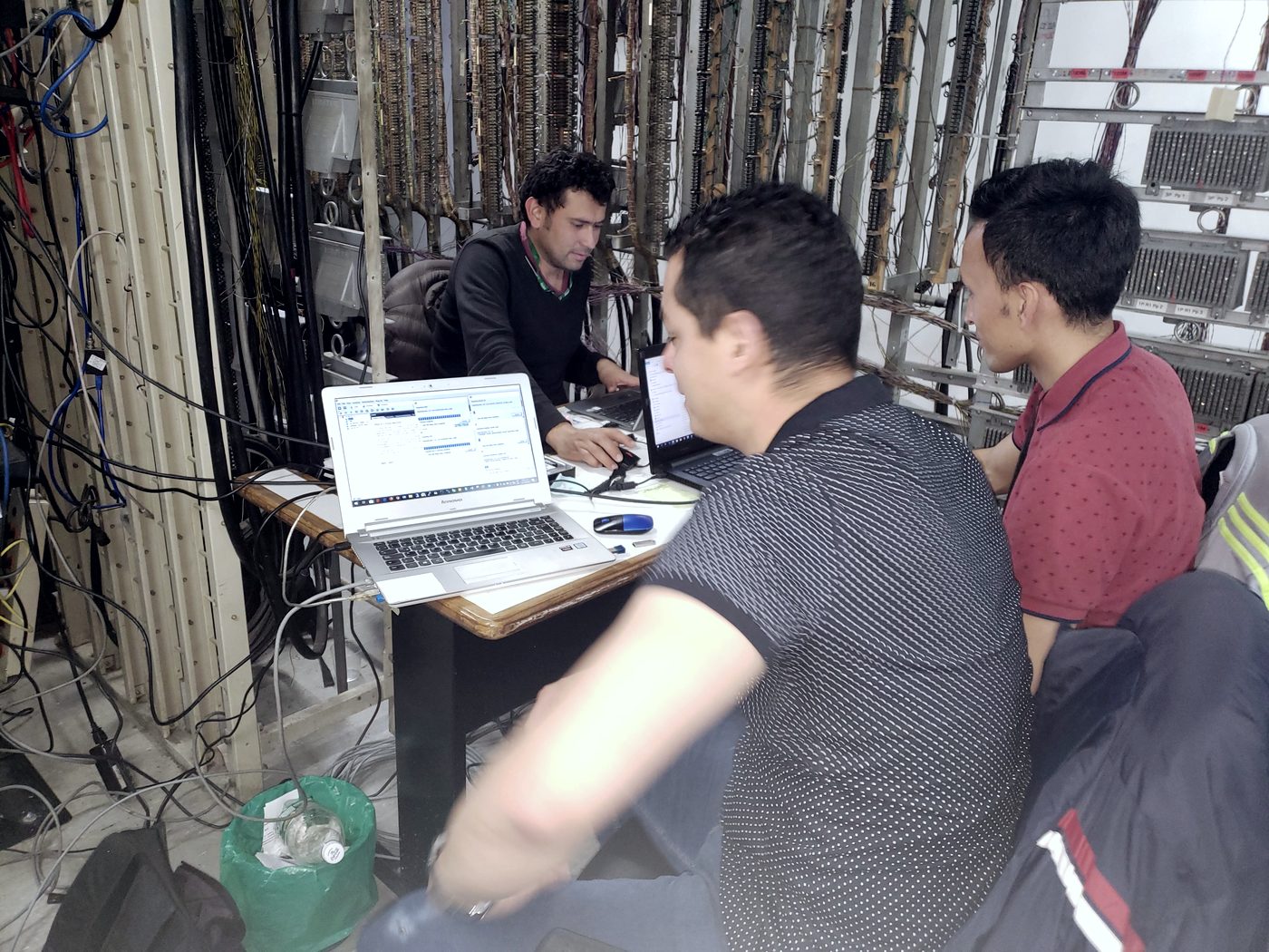 Ingenieros de INNCET atendiendo un caso en el cuarto de comunicaciones de un cliente