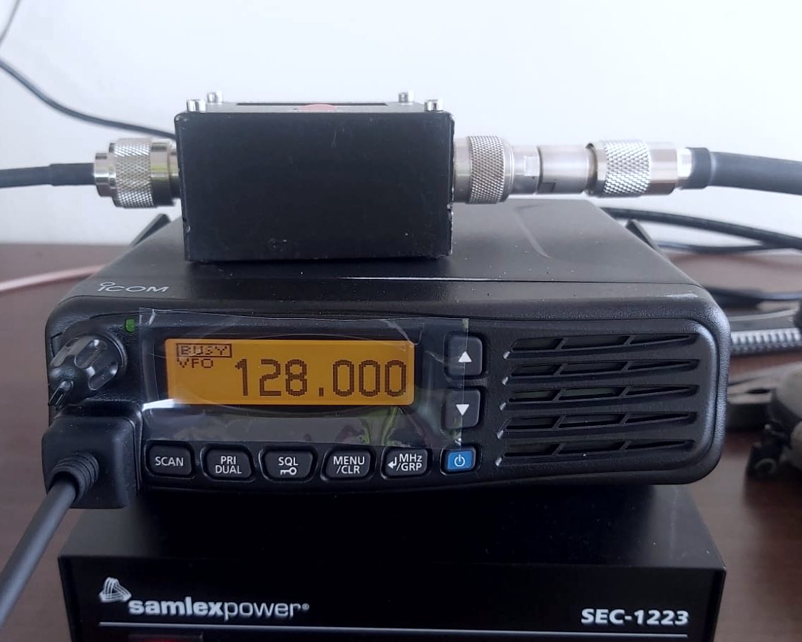 Radio aeronáutico VHF Icom instalado y en prueba en la frecuencia 128.000