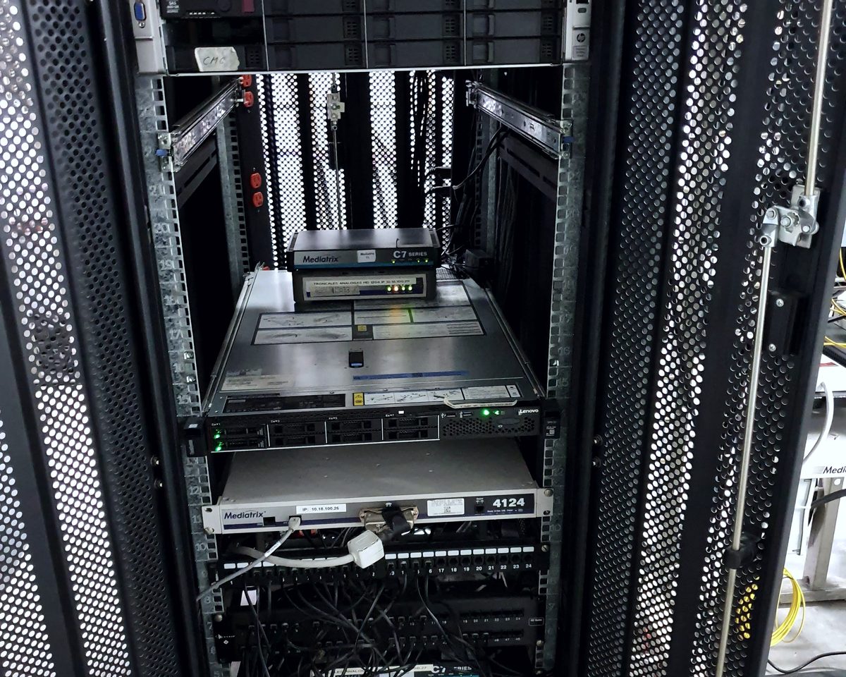 Rack de servidores y almacenamiento instalado por INNCET
